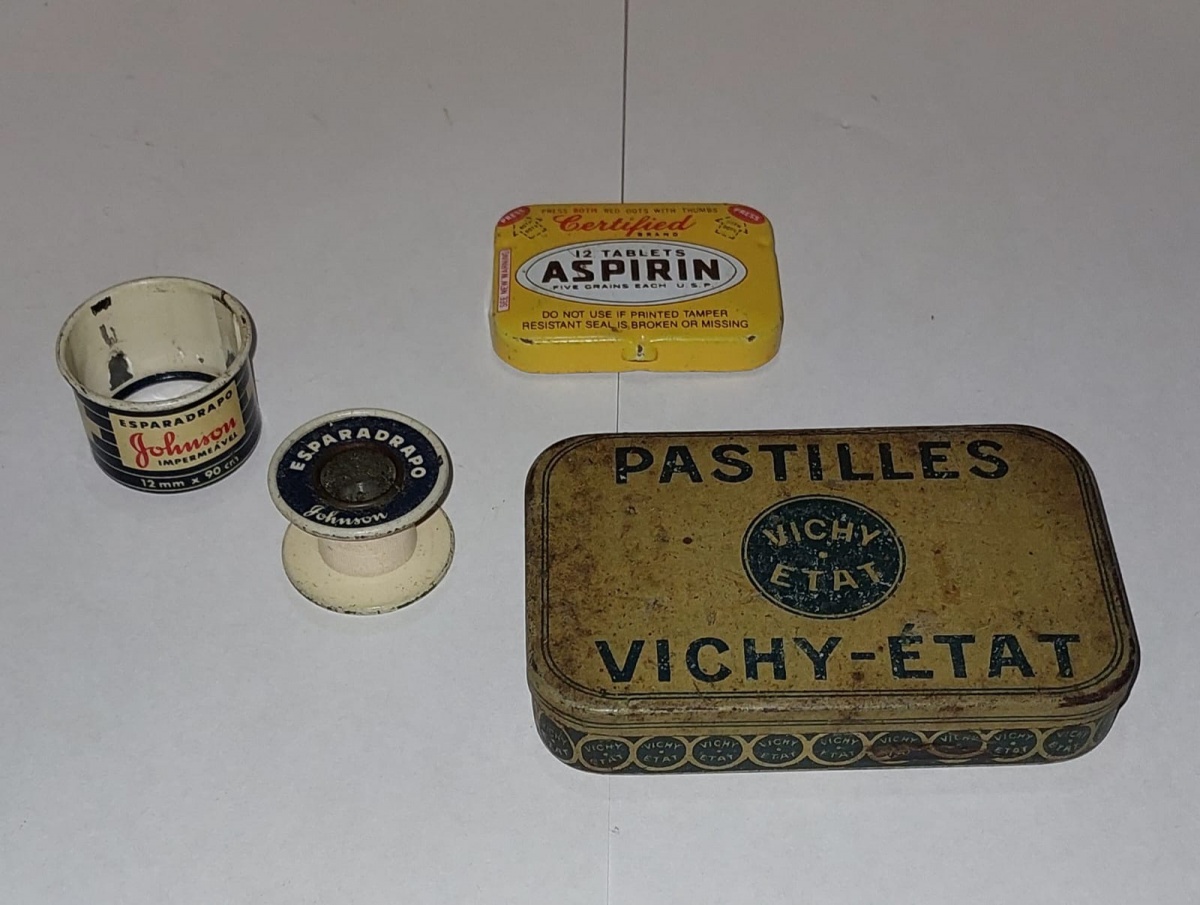 Lote composto por 3 antigas lata de Farmacia medicamentos originais sendo: LATA de esparadrapos Jonhson, lata de aspirina e lata de pastilhas Vichi,todas as 3 em excelente estado de consevação em excelente estado!Item ...