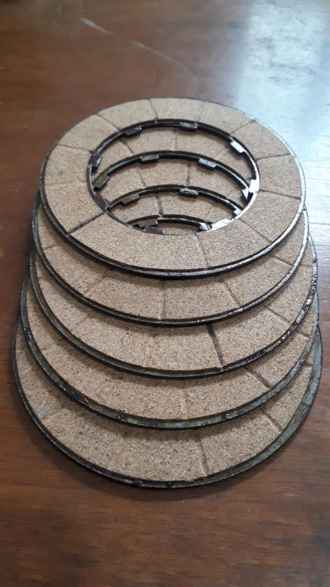 Lote composto por Jogo de discos de embreagem para Antiga motocicleta Jawa , conjunto de 5 discos originais de época!Item vendido no estado por favor observem bem as fotos antes de dar o lance e qualquer dúvidas ou mais ...