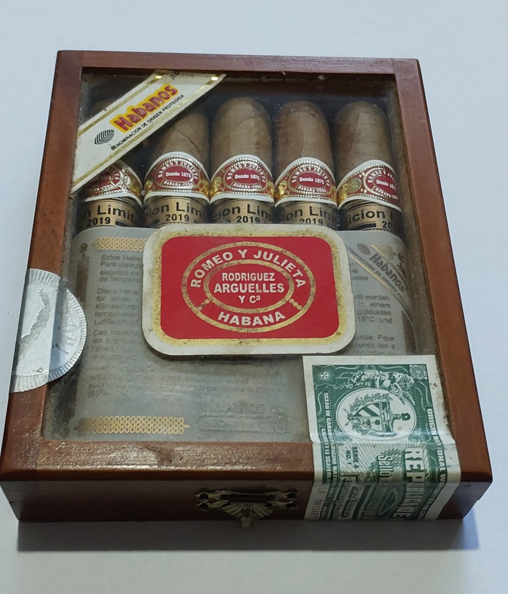 Lote composto por Caixa de Charutos Cubanos Romeo y Julieta edição limitada 2019,item em caixa de madeira lacrada com todos os selos originais, por favor observem bem as fotos antes de dar o lance e qualquer dúvidas ou ...