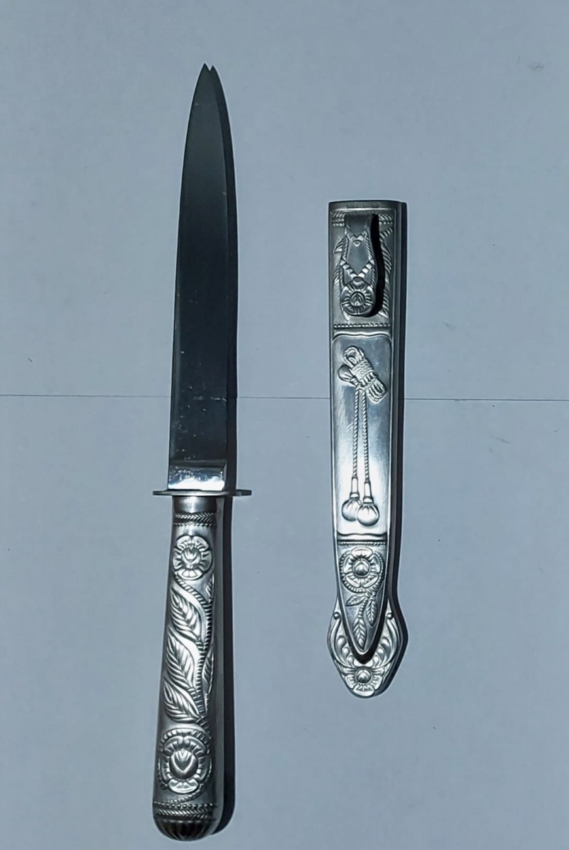 Lote composto por antigo Punhal Adaga Faca Gaúcha Hercules Gelodur com lamina em Inox e cabo e bainha trabalhados artesanalmente,item em perfeítissimo estado! Por favor observem bem as fotos antes de dar o lance e ...