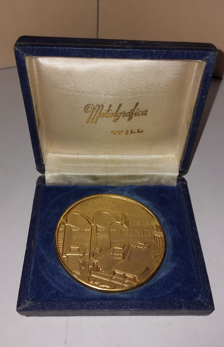 Lote composto por Antiga e linda medalha representando o Centro de Formação Profissional - SENAC - 1974 - Guanabara - Bronze dourado com detalhes em alto relevo. Acondicionada no estojo original. Medida: 55 mm de ...