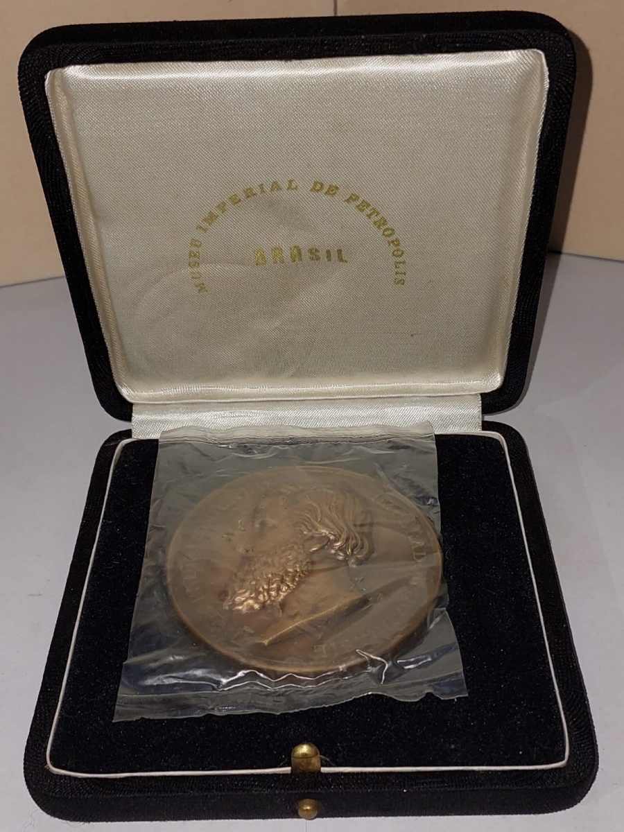 Lote composto por Medalha Dom Pedro II, homenagem ao Sesquicentenário de seu nascimento - 1825 / 1975. Linda peça, com efígie do Imperador em alto relevo. Fabricada em bronze, com 6 cm de diâmetro,item em perfeítissimo ...