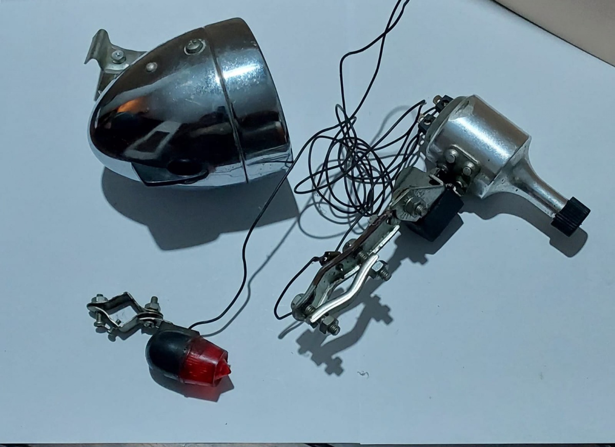 Lote composto por Conjunto de farol, dínamo e lanterna para bicicletas antigas em excelente estado de conservação! Por favor observem bem as fotos antes de dar o lance e qualquer dúvidas ou mais fotos por gentileza ...