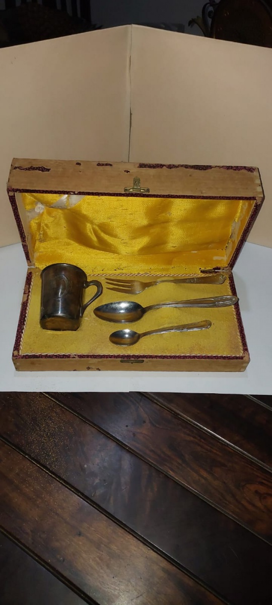 Lote composto por antigo conjunto de talheres espessurados em prata e fabricado pela Eberle na Década de 60 em sua caixa original e em excelente estado de conservação! Por favor observem bem as fotos antes de dar o ...