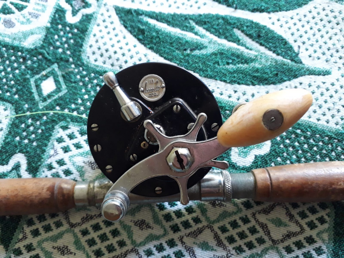 Lote composto por Antiga Carretilha Vintage fabricado pela Ocean City modelo 113 com a vara em madeira. ATENÇÃO PRODUTO APENAS PARA RETIRADA , ENVIO PELA TRANSPORTADORA POR GENTILEZA VERIFICAR A VIABILIDADE ANTES DO ...