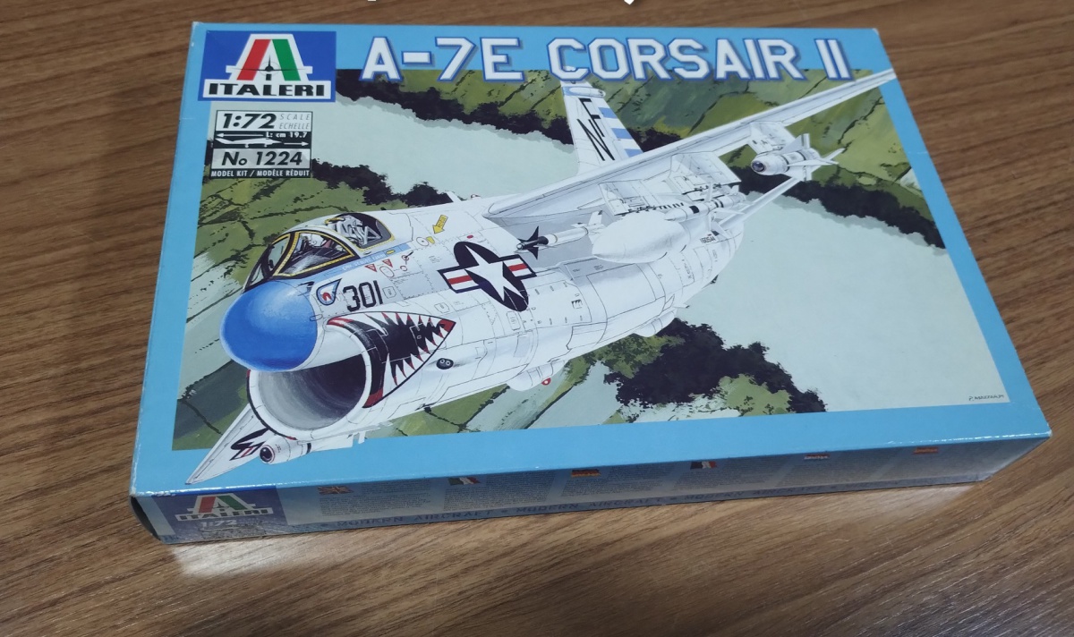 Kit de Plastimodelismo A-7 E Corsair, fabricado pela Italeri,na escala 1/72,completo,instrução e decais Por favor observem bem as fotos antes de dar o lance e qualquer dúvidas ou mais fotos por gentileza entrar em ...