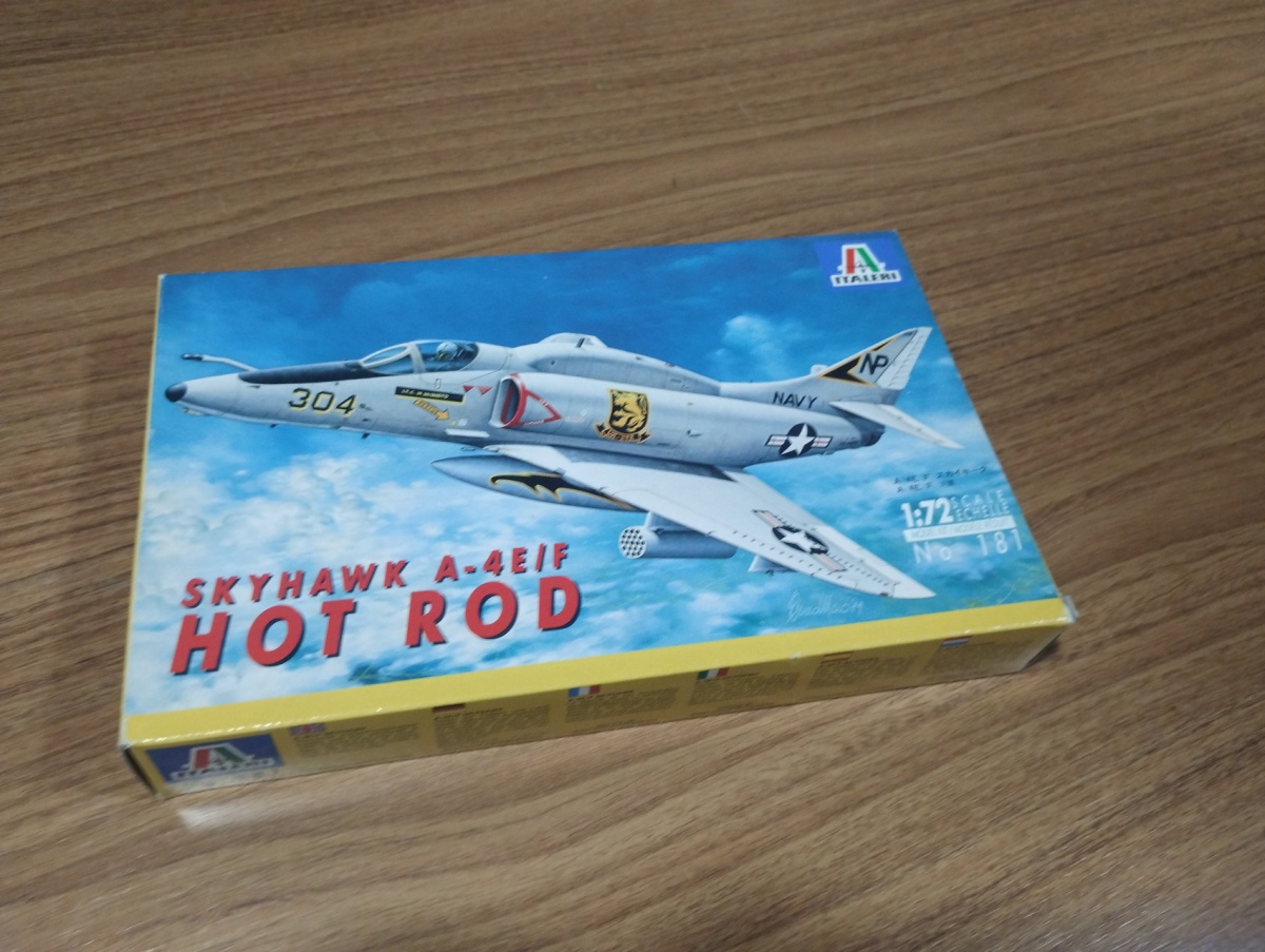 Kit de Plastimodelismo Skyhawk A-4 E/F Hot Rod, fabricado pela Italeri,na escala 1/72,completo,peças soltas,instrução e decais Por favor observem bem as fotos antes de dar o lance e qualquer dúvidas ou mais fotos por ...