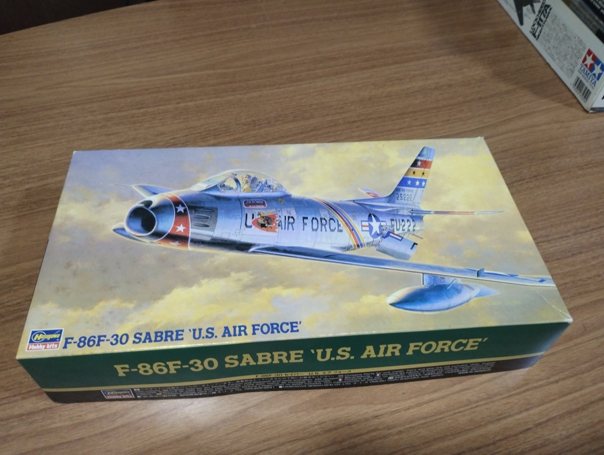 Kit de Plastimodelismo F86F-30 Sabre U.S. Air Force, fabricado pela Hasegawa,na escala 1/48,completo,bags lacrados,instrução e decais Por favor observem bem as fotos antes de dar o lance e qualquer dúvidas ou mais fotos ...