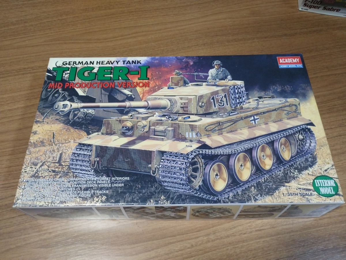 Kit de Plastimodelismo Tiger I German Heavy  Tank, fabricado pela Academy,na escala 1/35,kit com detalhamento do interior,completo,bags lacrados,instrução e decais Por favor observem bem as fotos antes de dar o lance e ...