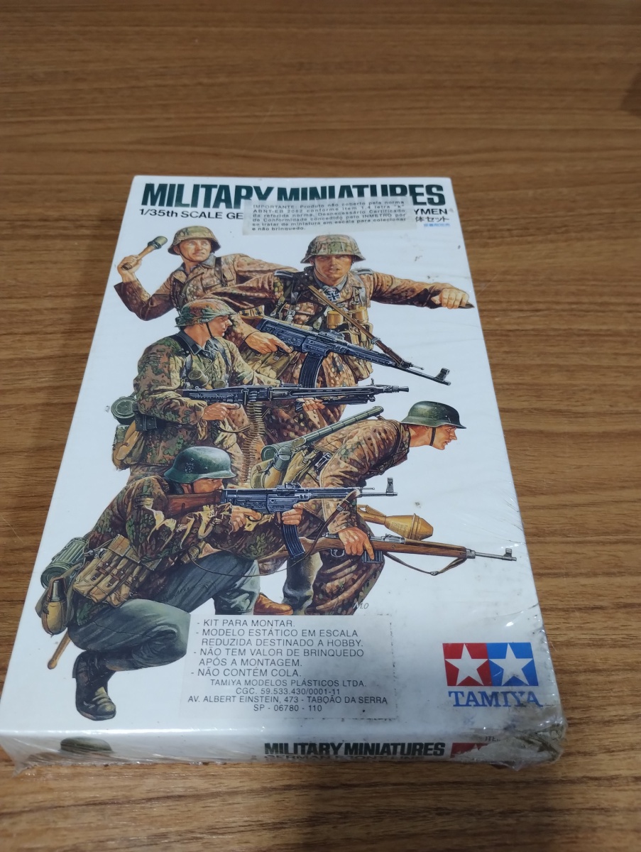 Lote composto por kit de plastimodelismo Military Miniatures German Front-Line Infantrymen na escala 1/35 fabricado pela Tamiya caixa lacrada. Por favor observem bem as fotos antes de dar o lance e qualquer dúvidas ou ...