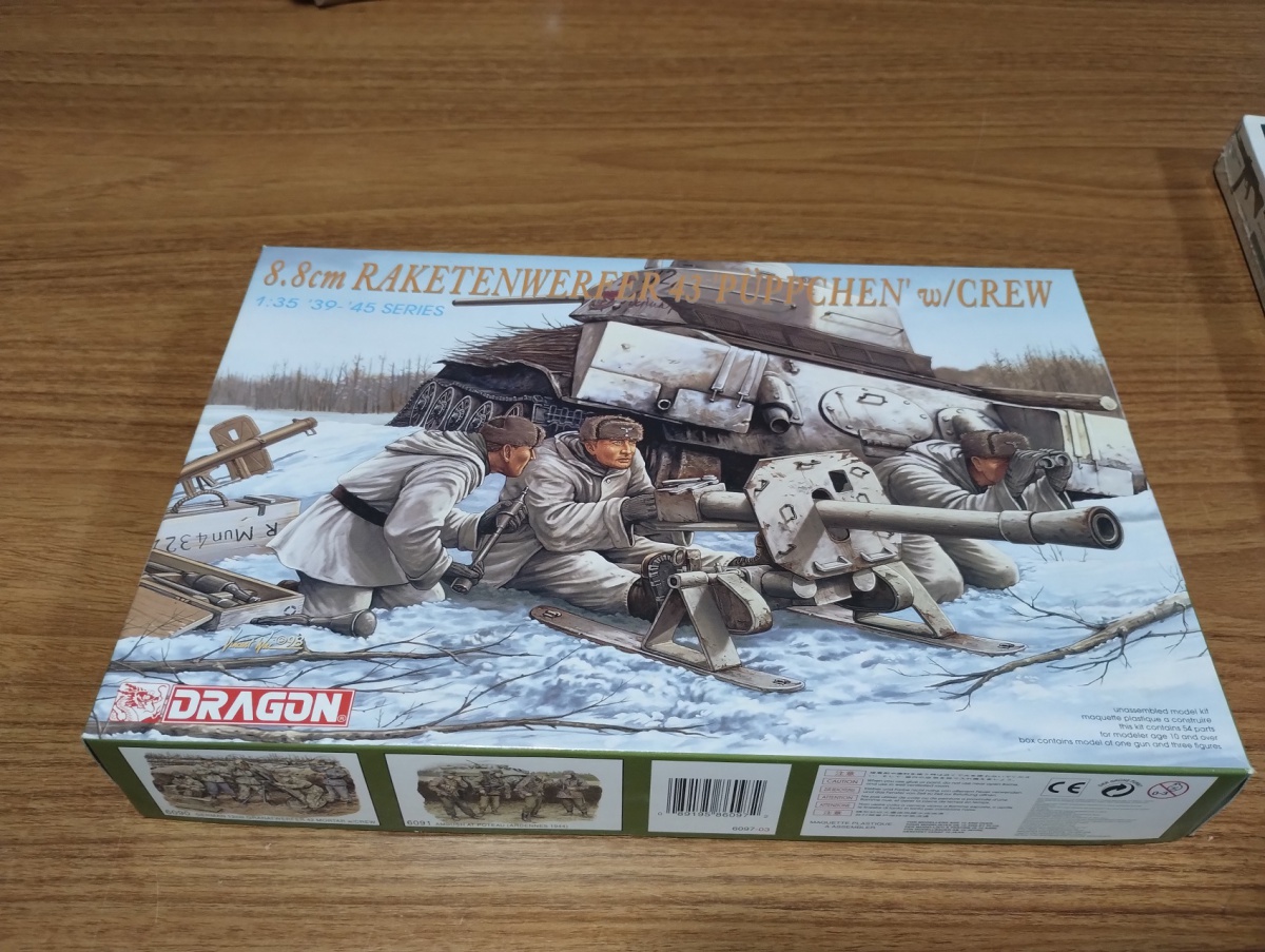 Lote composto de kit de plastimodelismo 8.8cm Puppchen w/ crew, escala 1/35, fabricado pela Dragon, completo,instrução e decais.Por favor observem bem as fotos antes de dar o lance e qualquer dúvidas ou mais fotos por ...