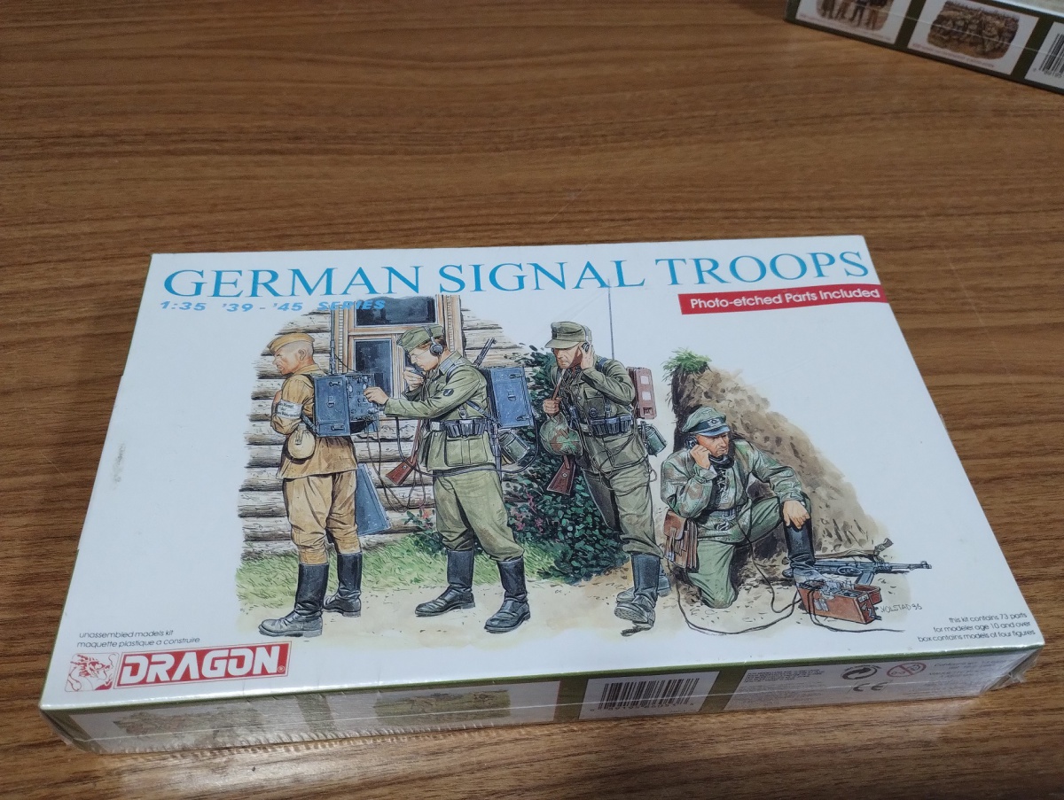 Lote composto por kit de plastimodelismo German Signal Troops na escala 1/35 fabricado pela Dragon, caixa lacrada. Por favor observem bem as fotos antes de dar o lance e qualquer dúvidas ou mais fotos por gentileza ...