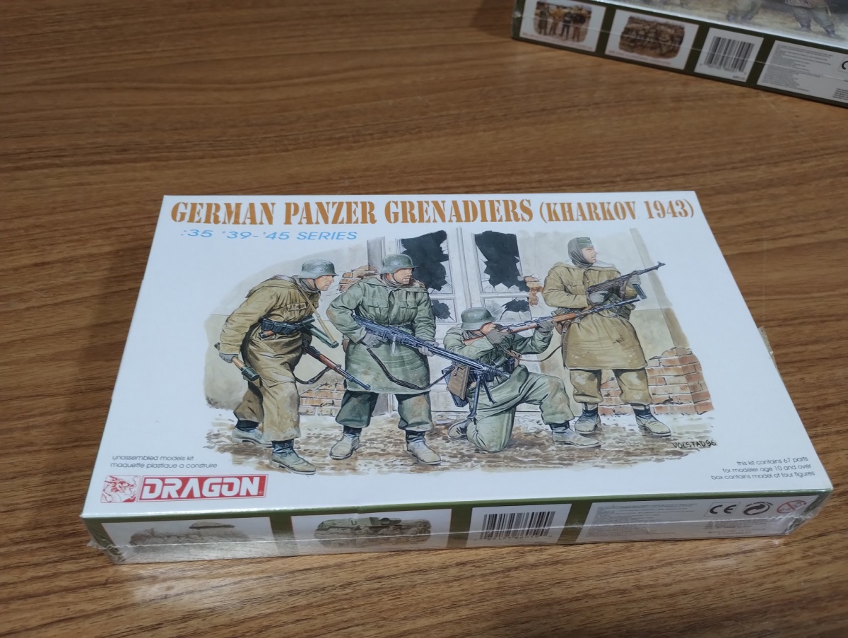 Lote composto por kit de plastimodelismo German Panzer Grenadiers (Kharkov 1943) na escala 1/35 fabricado pela Dragon, caixa lacrada. Por favor observem bem as fotos antes de dar o lance e qualquer dúvidas ou mais fotos ...