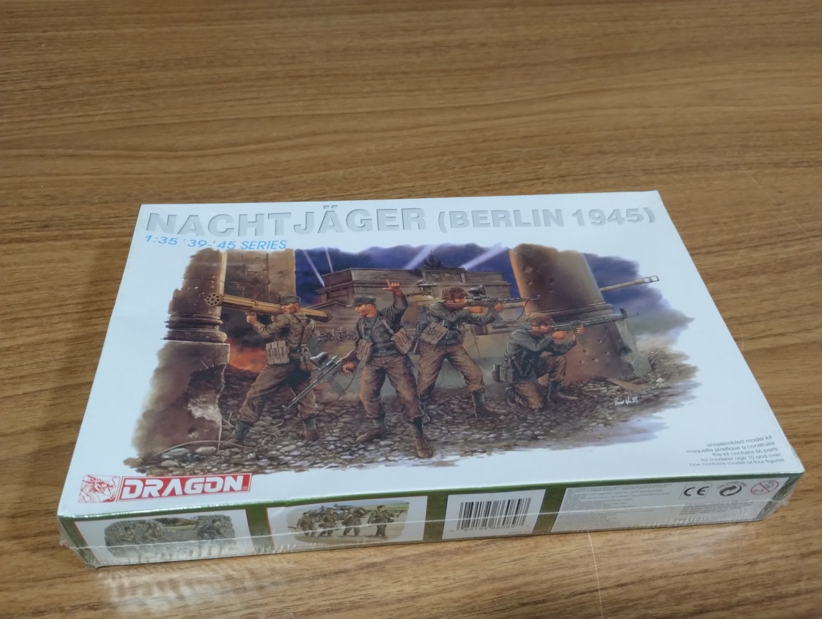 Lote composto por kit de plastimodelismo NachtJager (Berlin 1945) na escala 1/35 fabricado pela Dragon, caixa lacrada. Por favor observem bem as fotos antes de dar o lance e qualquer dúvidas ou mais fotos por gentileza ...