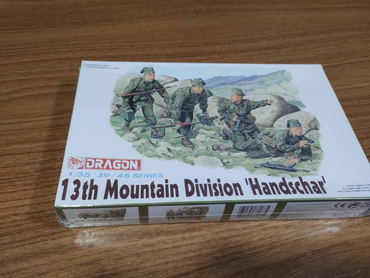 Lote composto por kit de plastimodelismo 13TH Mountain Division "Handschar" na escala 1/35 fabricado pela Dragon, caixa lacrada. Por favor observem bem as fotos antes de dar o lance e qualquer dúvidas ou mais ...