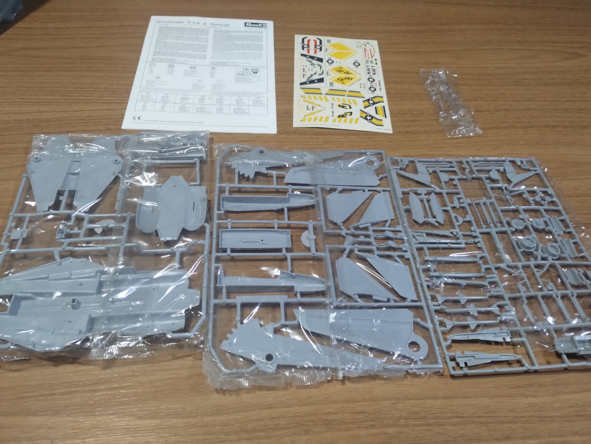 Lote composto por kit de plastimodelismo Grumman F-14 A Tomcat,na escala 1/71 fabricado pela Revell,sem caixa,kit completo com instruções e transparências(antiga série da Revell vendida em bancas). Por favor observem ...