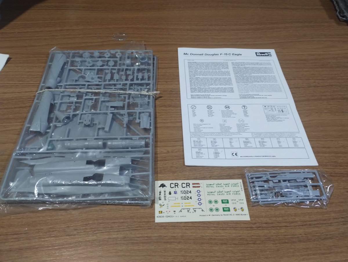 Lote composto por kit de plastimodelismo Mc Donnell Douglas F15C Eagle,na escala 1/72 fabricado pela Revell,sem caixa,kit completo com instruções e transparências(antiga série da Revell vendida em bancas). Por favor ...