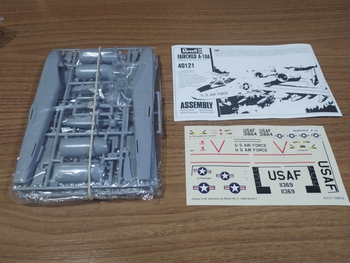 Lote composto por kit de plastimodelismo Fairchild A-10A,na escala 1/72 fabricado pela Revell,sem caixa,kit completo com instruções e transparências(antiga série da Revell vendida em bancas). Por favor observem bem as ...