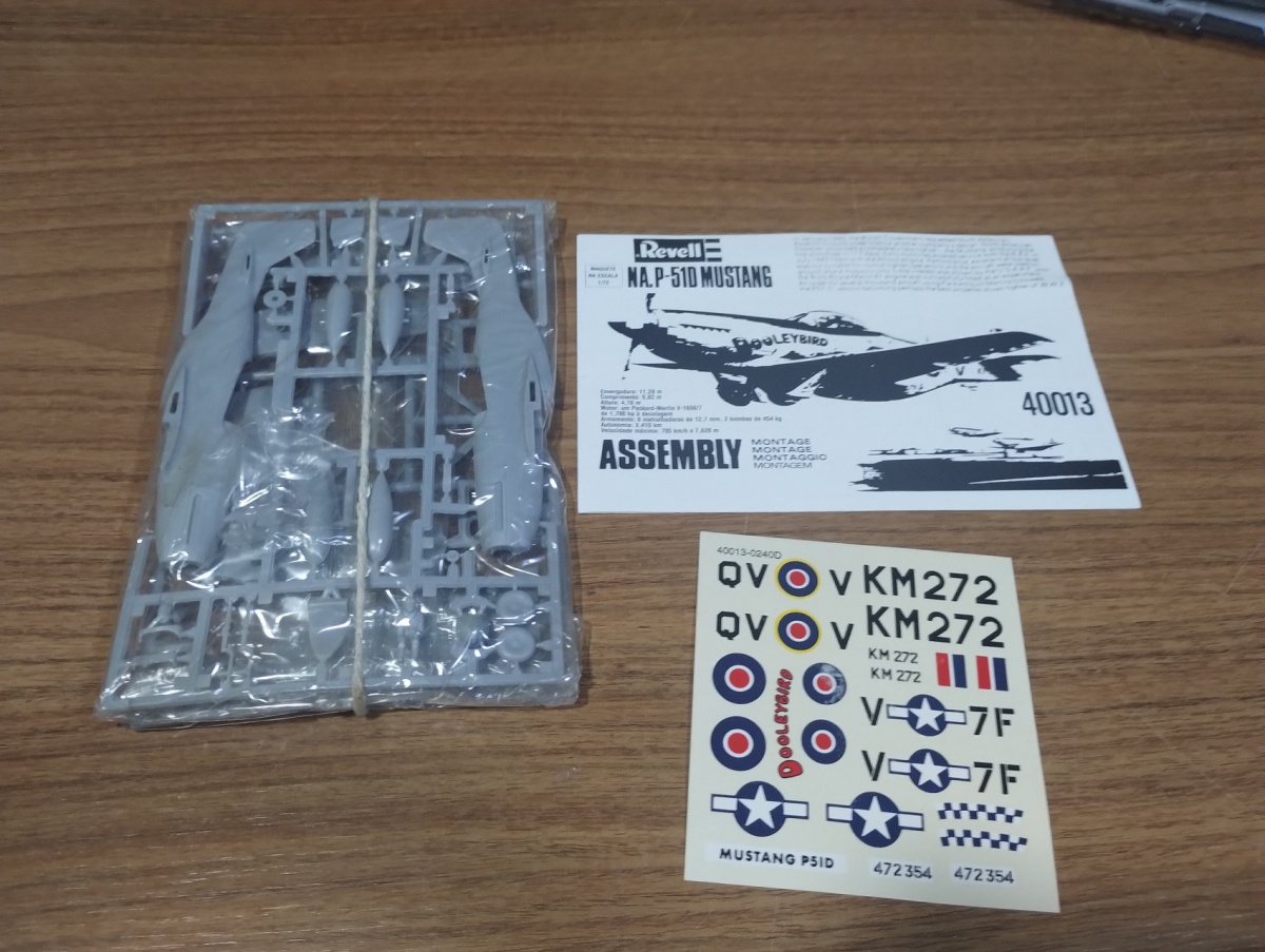 Lote composto por kit de plastimodelismo P51D Mustang,na escala 1/72 fabricado pela Revell,sem caixa,kit completo com instruções e transparências(antiga série da Revell vendida em bancas). Por favor observem bem as ...