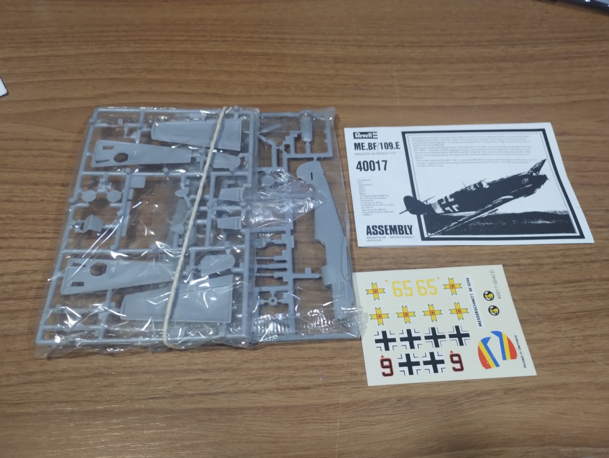 Lote composto por kit de plastimodelismo ME-BF -109E,na escala 1/72 fabricado pela Revell,sem caixa,kit completo com instruções e transparências(antiga série da Revell vendida em bancas). Por favor observem bem as fotos ...