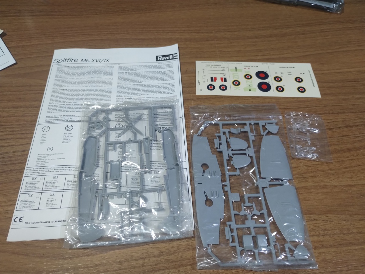 Lote composto por kit de plastimodelismo Spitfire MK XVI/IX ,na escala 1/72 fabricado pela Revell,sem caixa,kit completo com instruções e transparências(antiga série da Revell vendida em bancas). Por favor observem bem ...