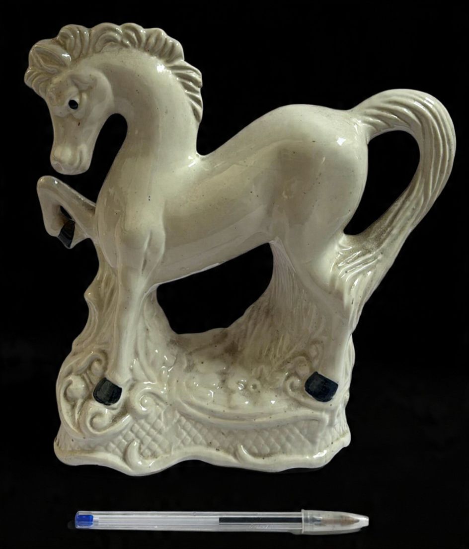 Belíssima escultura produzida em porcelana, representado cavalo, maior comprimento 24 com, década de 50.
