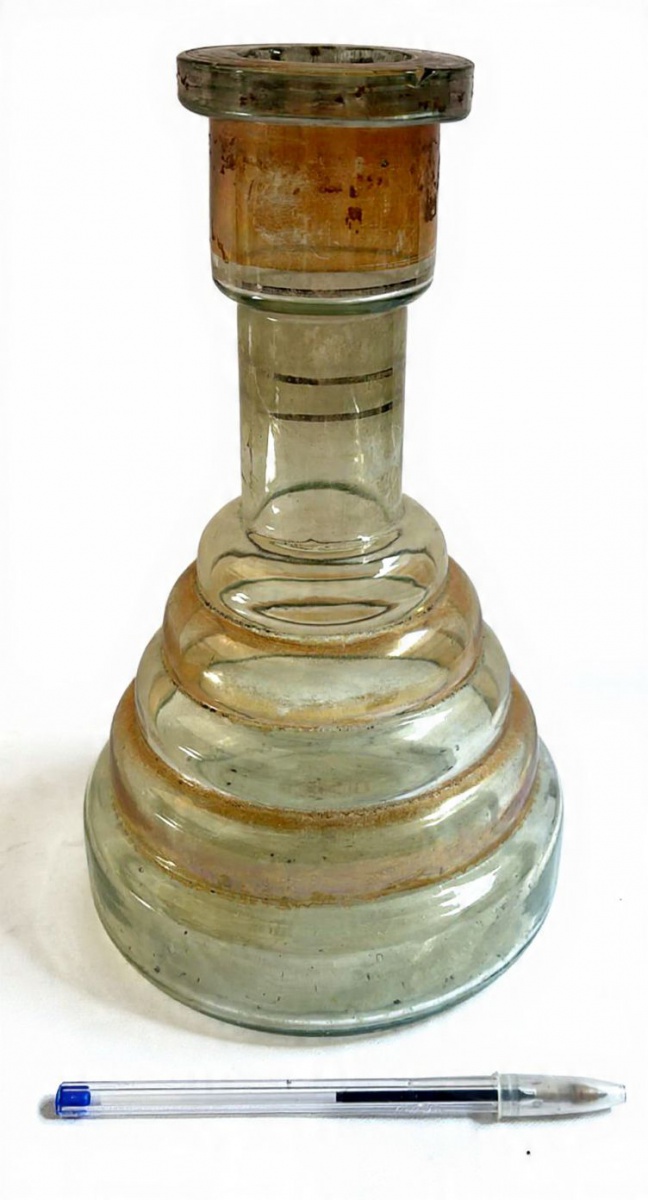 Estilosa garrafa produzida em vidro, altura 25 cm, meados do século XX, marcas do tempo.