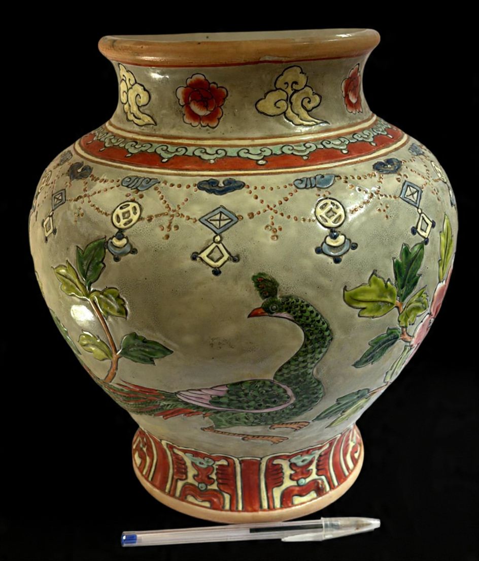 Belo vaso produzido em porcelana de origem oriental, com belíssima decoração representando pavão e flores, altura 28 cm, meados do século XX.