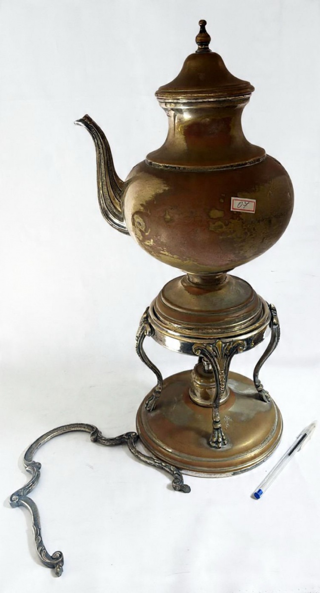 Antigo samovar, de origem russa, produzido em metal espessurado a prata, altura 46 cm, meados do século XX, no estado, necessita de novo banho e soldar a alça.