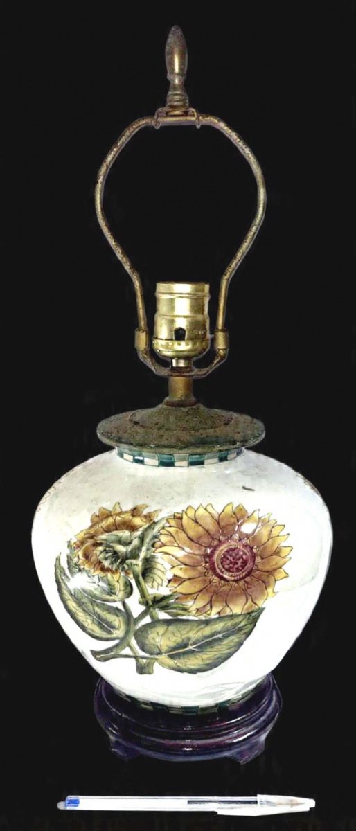Luminária de mesa produzida em porcelana e metal condecoração representando girassol, altura 55 cm, não testado, meados do século XX.