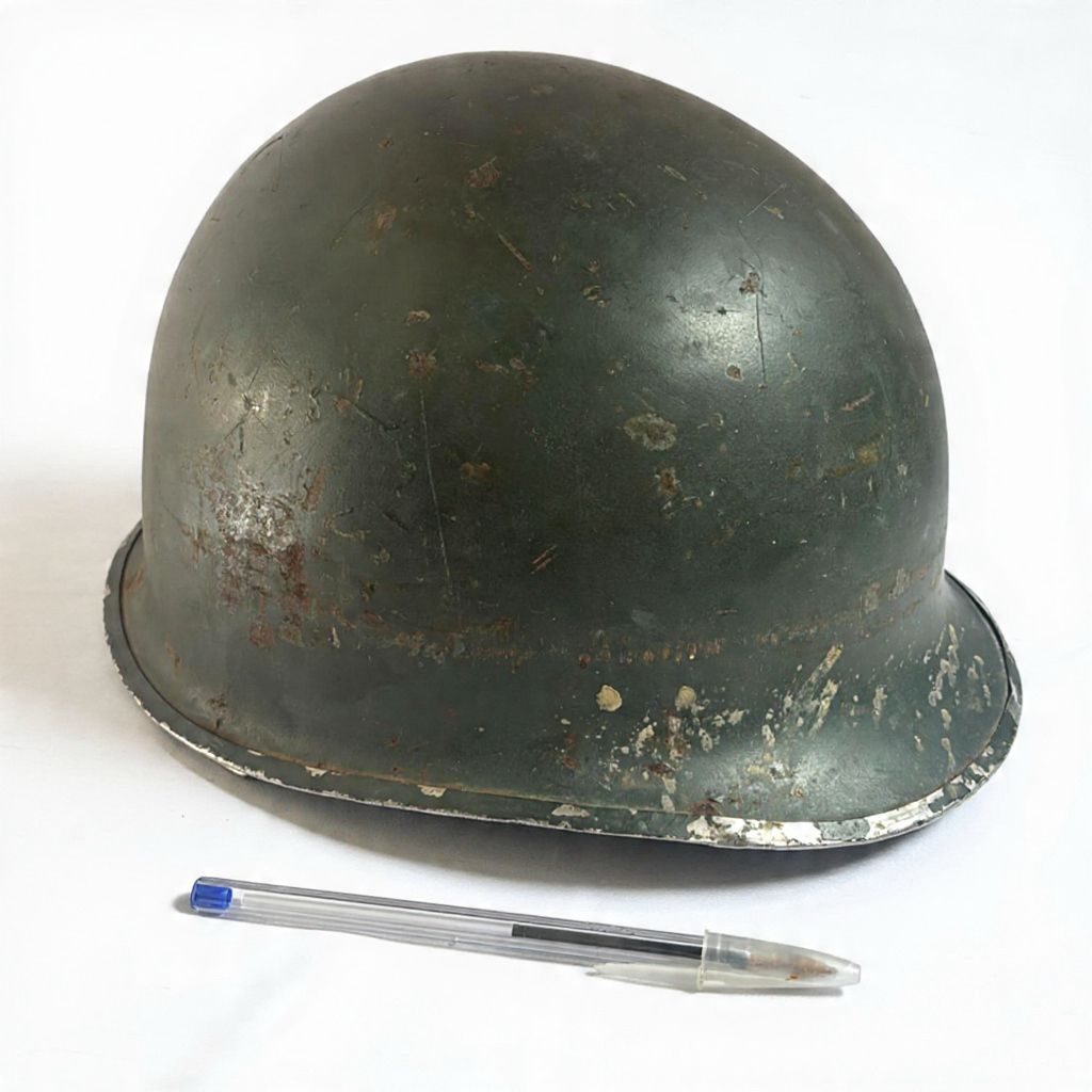 Antigo capacete militar, produzido em metal , maior comprimento 28,5 cm, década de 40, marcas do tempo.