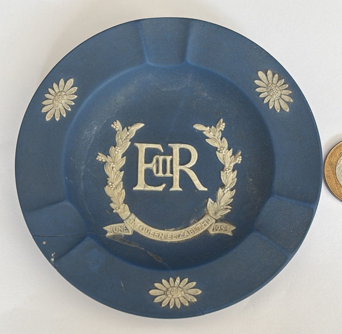 WEDGWOOD- Antigo cinzeiro produzido em biscuit de porcelana de origem inglesa, diâmetro 11 cm, princípio do século XX, colado.