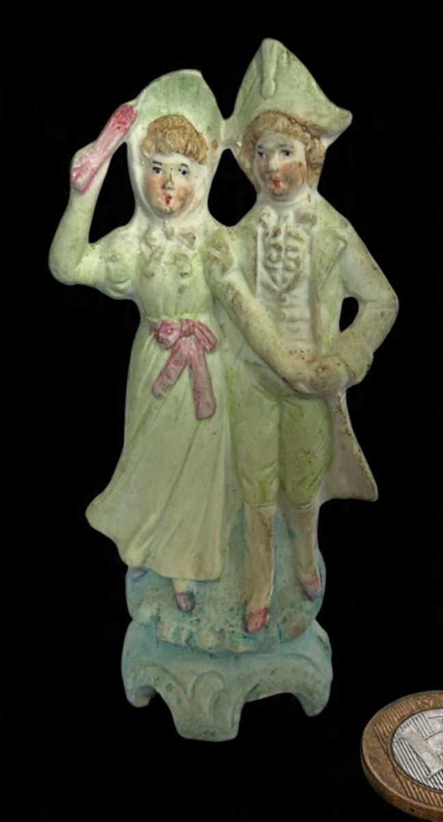 Escultura produzida em porcelana, representando casal da aristocracia, altura 9,5 cm, meados do século XX, marcas do tempo.