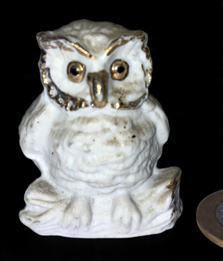 NECA - Escultura produzida em biscuit de porcelana, de origem portuguesa, maior comprimento 5 cm, decorativa.