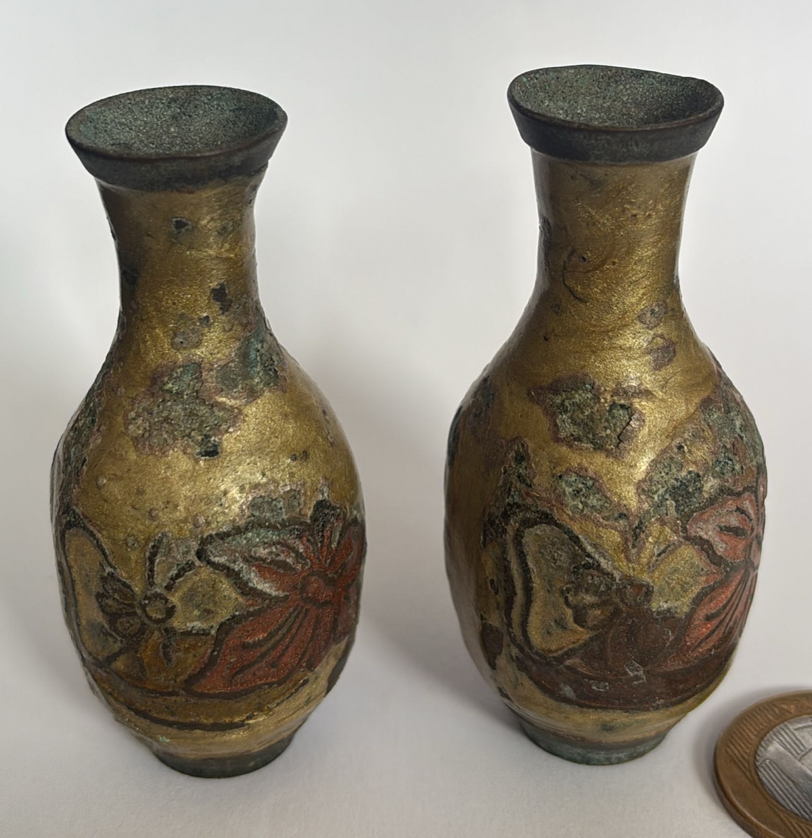 Par de vasos em miniatura produzidos em cloesonne, altura 7,5 cm, marcas do tempo, no estado.