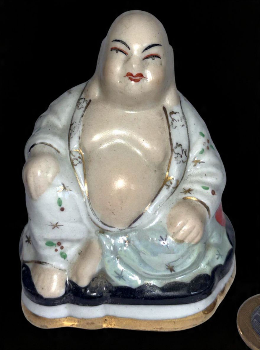 Escultura produzida em porcelana, de origem oriental, representando Buda, altura 9 cm, decorativa.