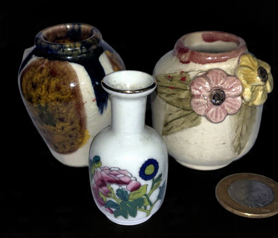 Lote contendo 3 vasos em miniatura, produzidos em porcelana, altura do maior 5,5 cm, decorativos