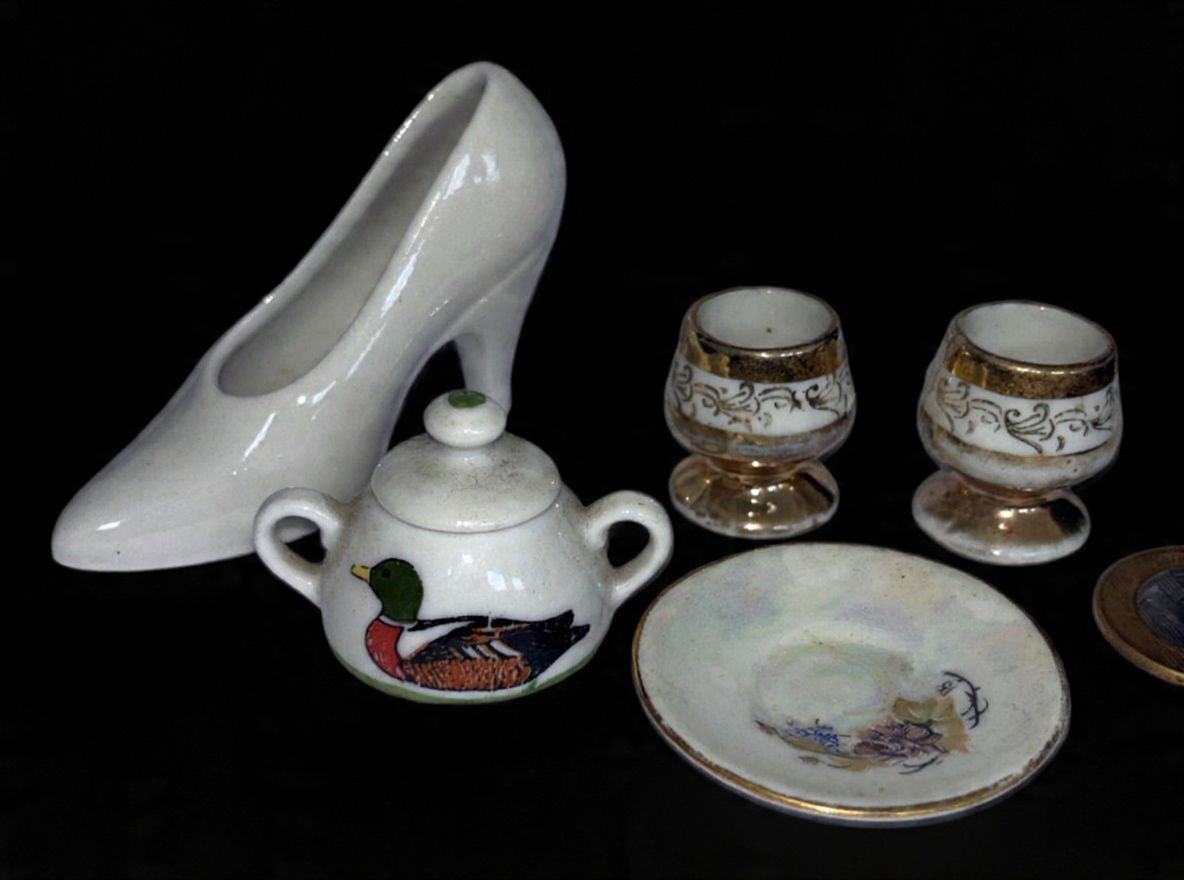 Lote contendo 5 bibelôs produzidos em porcelana, maior comprimento 8 cm, épocas variadas.