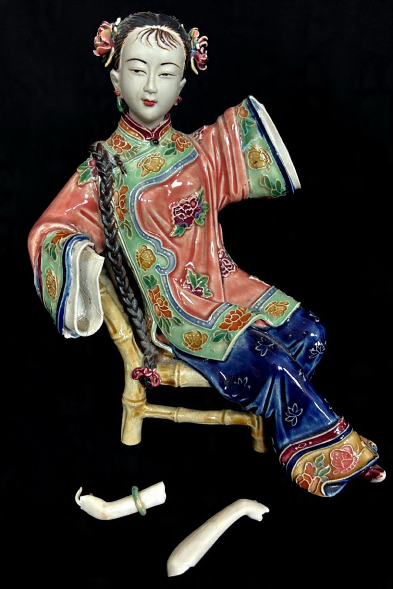 Belíssima escultura produzida em porcelana, representando gueixa, altura 20,5 cm, necessita de restauro, no estado.