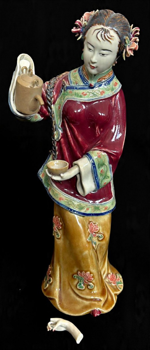 Belíssima escultura produzida em porcelana, representando gueixa, altura 26 cm, necessita de restauro, no estado.
