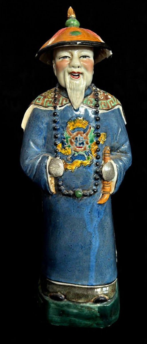 Escultura produzida em porcelana representando sábio, altura 25,5 cm, muito decorativa.