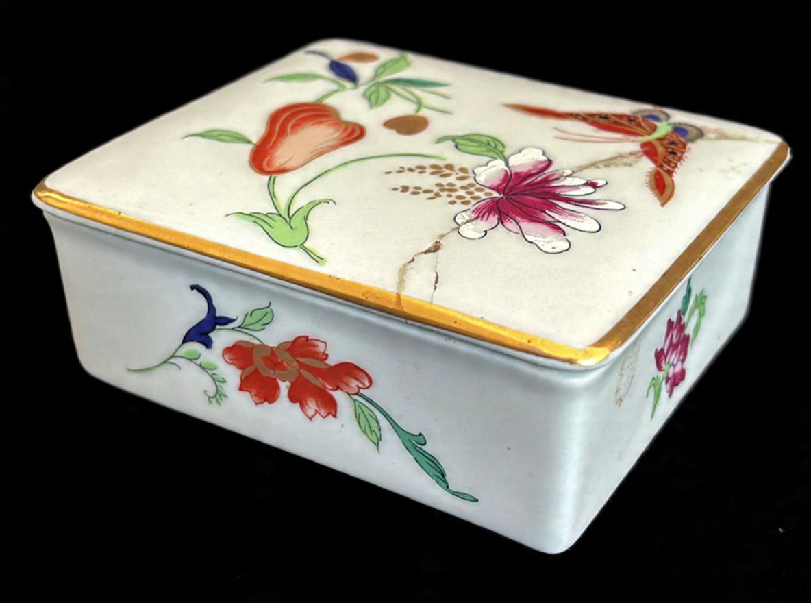 VISTA ALEGRE - Porta joias, produzido em porcelana, com decoração floral, maior comprimento 9 cm, tampa colada.