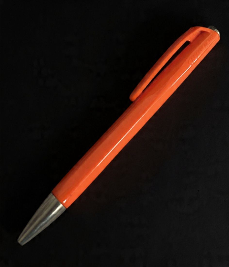CaranDache, caneta esferográfica, de origem francesa, modelo 888 Infinite, na cor laranja, sem carga, colecionável.