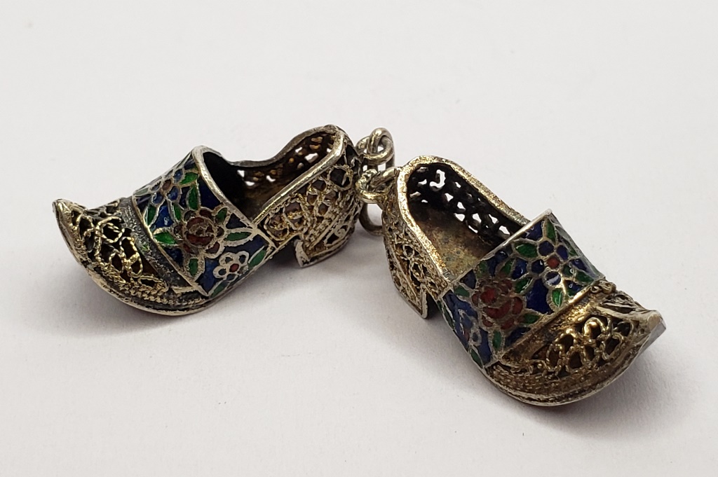 PORTUGAL- JOALHERIA TOPAZIO- Pingente de coleção produzido em prata de lei, representando par de sapatinhos com ornamentação esmaltada, maior comprimento:3cm.