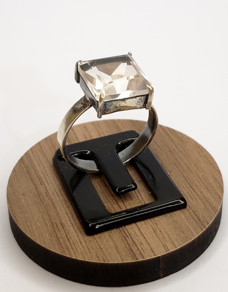 Anel produzido em prata de lei, com pedra de cristal translúcido quadrada facetada, aro:20.