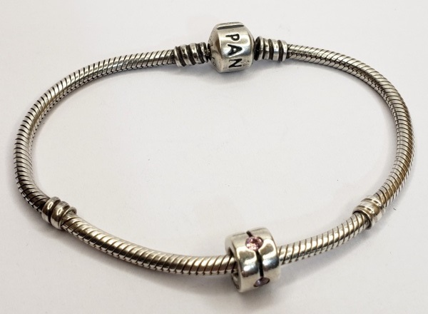 PANDÔRA-Pulseira produzida em prata de lei, com berloque com pedra rosa, comprimento:19,5cm.