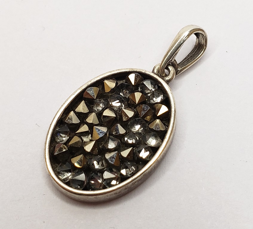 Lindo pingente produzido em prata de lei, com ornamentação de pedras de cristais, maior comprimento:3,1cm.