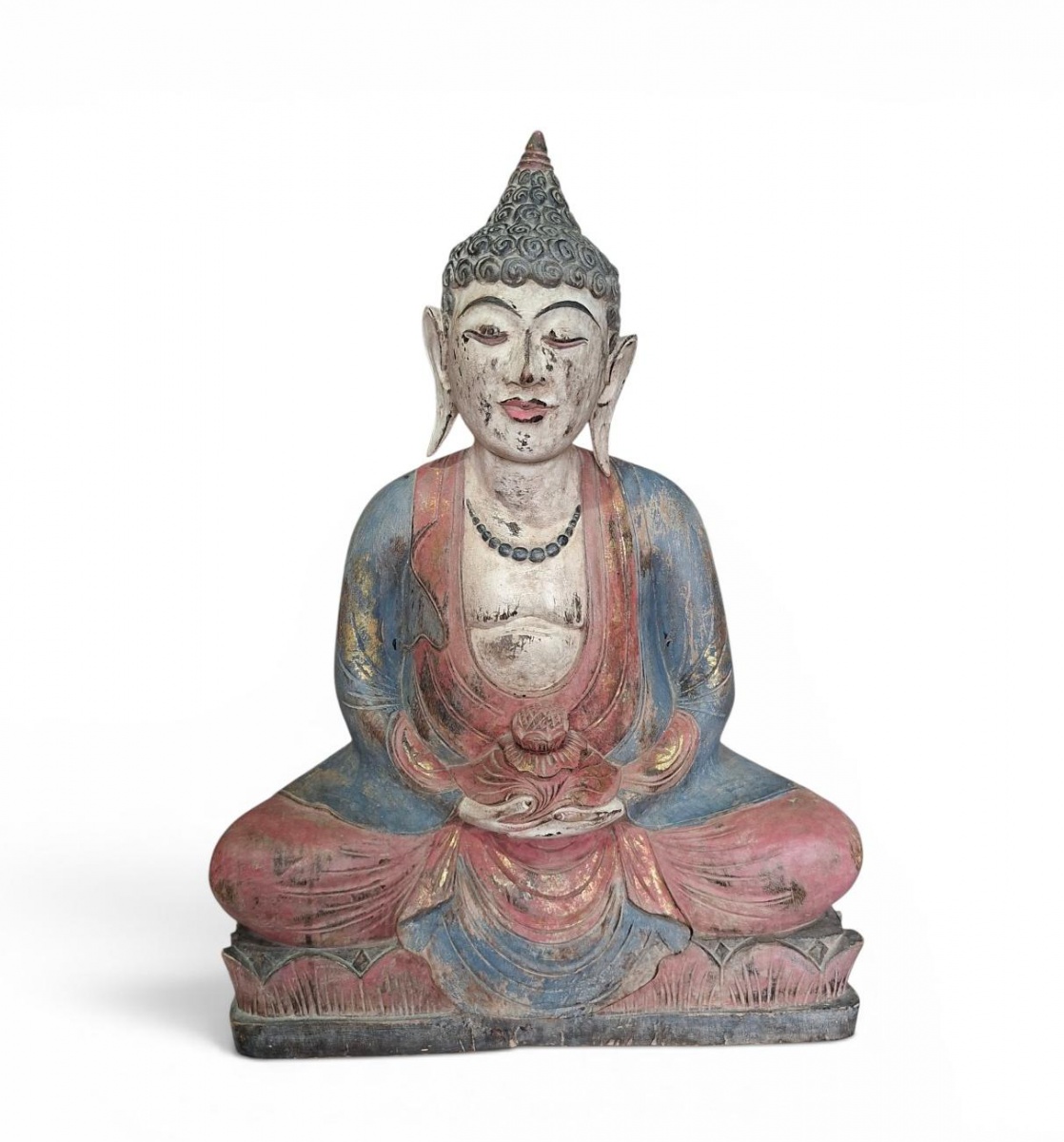 Antiga e belíssima escultura balinesa de Buda carregando flor de lótus nas mãos. Policromada e detalhadamente esculpida em madeira nobre. 64x45x20.