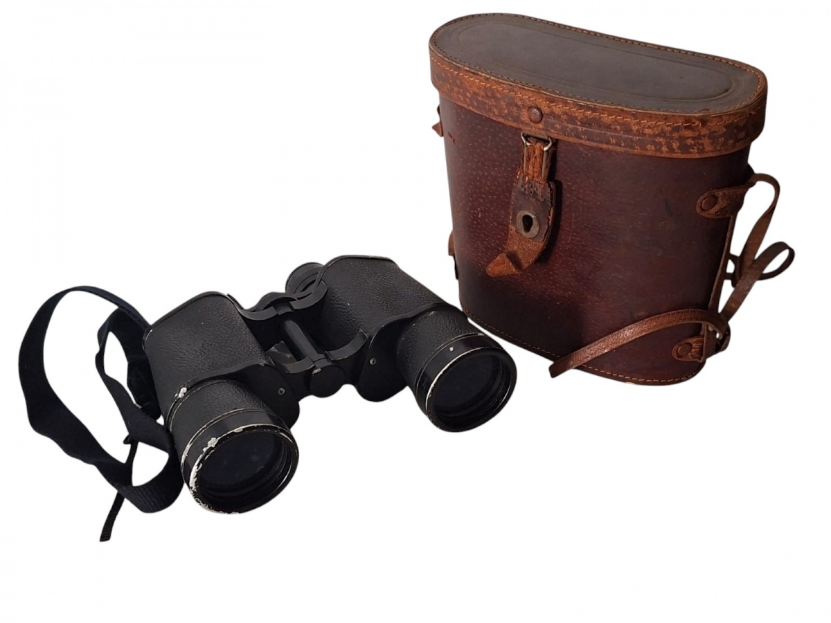 Binóculo TASCO (Fully Coated Optics T-23087). Lentes 20x50mm. Visão de campo de 1000 jardas. Com estojo. Em bom estado. 20cm no estojo.