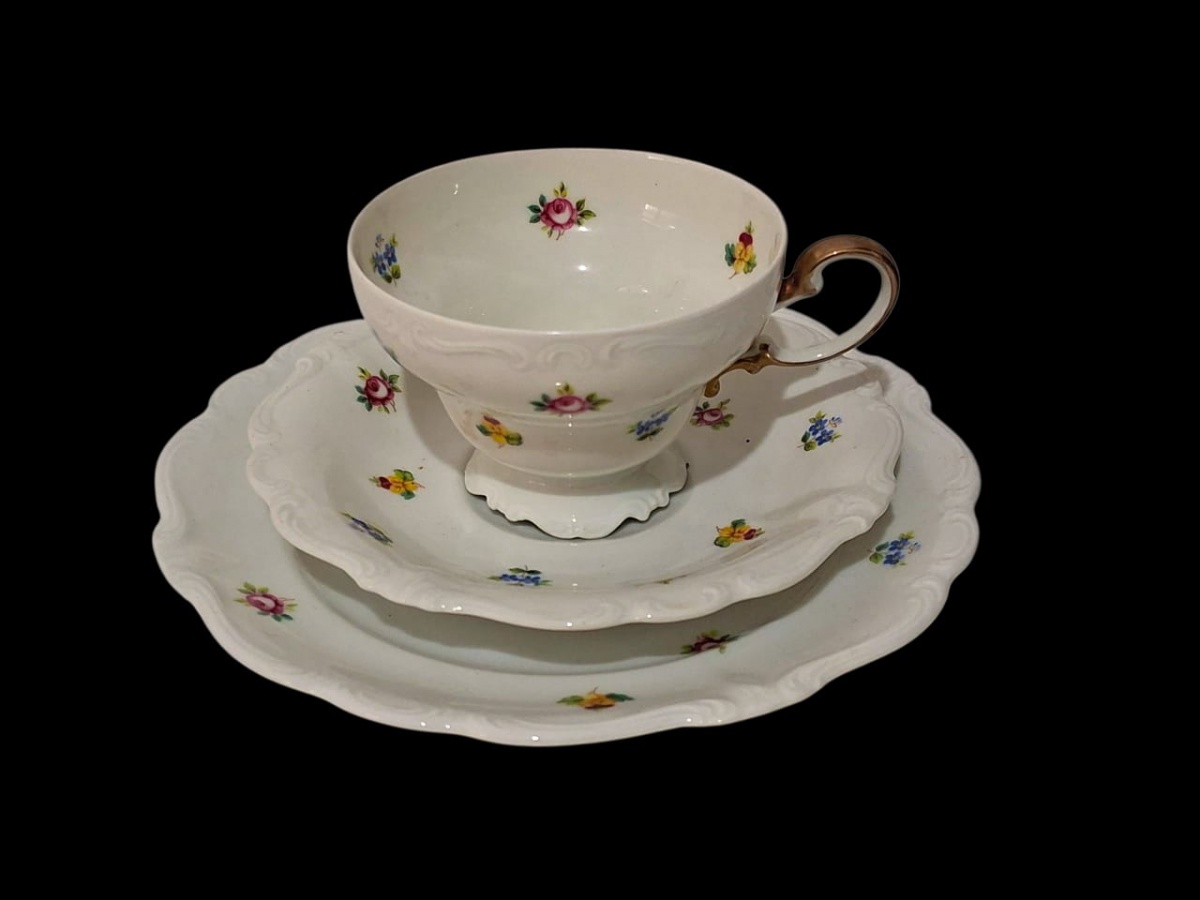 ROSENTHAL – Magnífico trio em porcelana alemã Rosenthal, contado com xícara, pires e prato de sobremesa. Se trata em específico de um trio da linha Pompadour, produzido entre os anos 30 e 50 do século passado, decorado ...